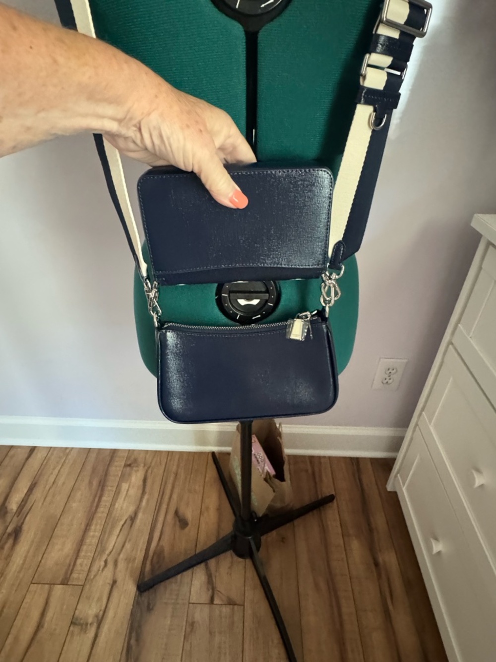 Kate Spade Navy Blue w/ Daisy Crossbody NWOT - Picture 3 of 8